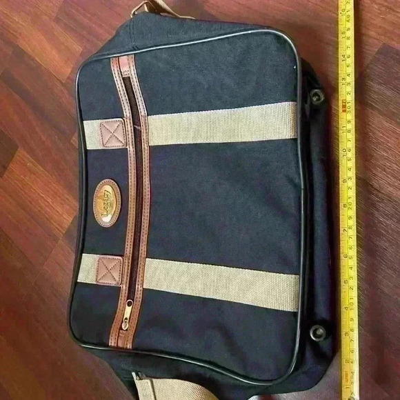 Legacy Shoulder bag - Picture 2 of 8